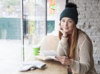 読書する女性