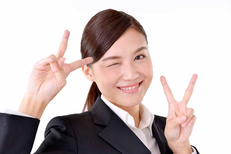 Vサインする女の子