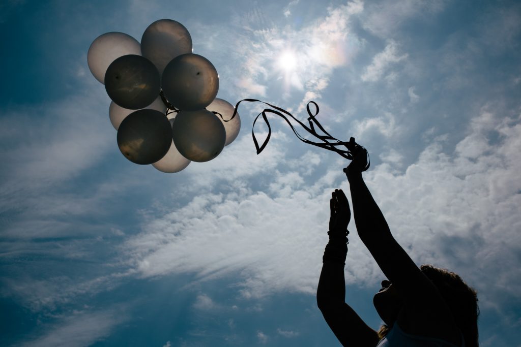 風船を持つ人