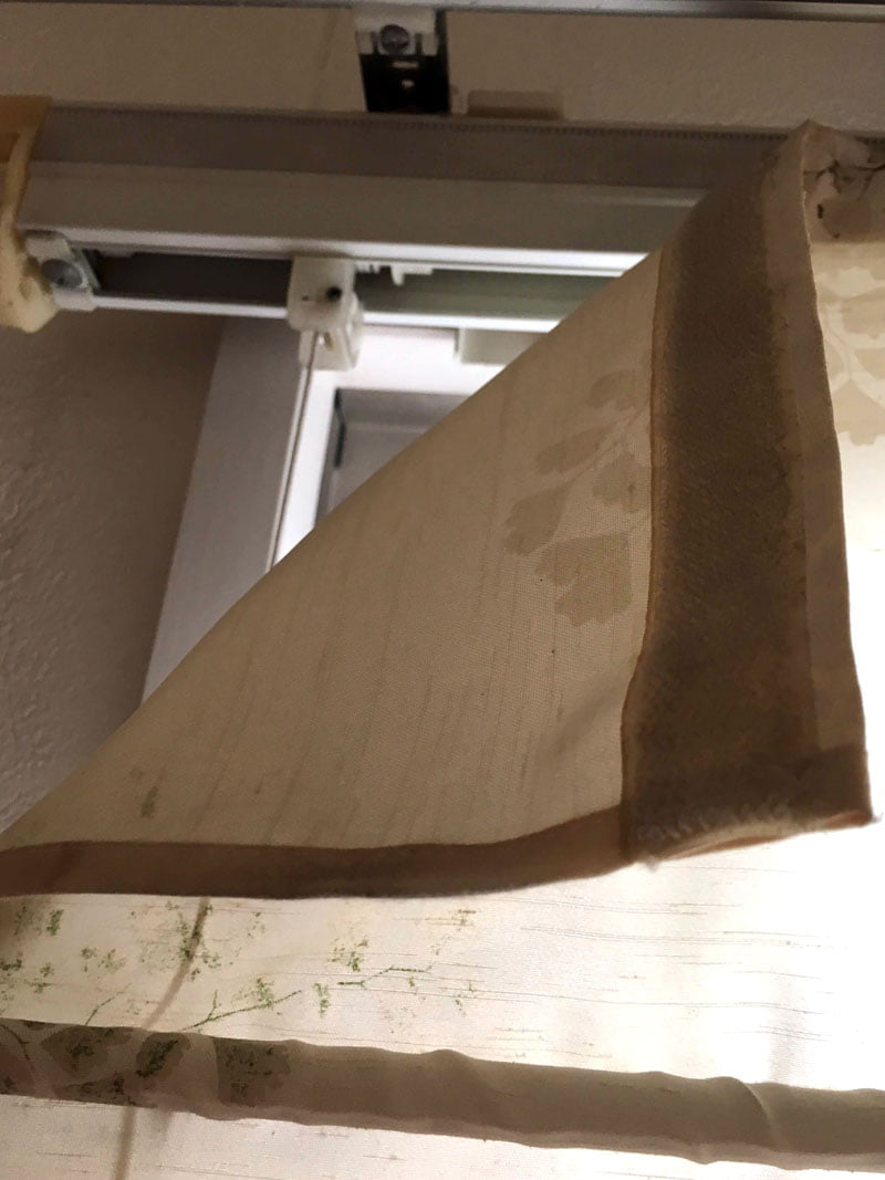 シェードをめくる