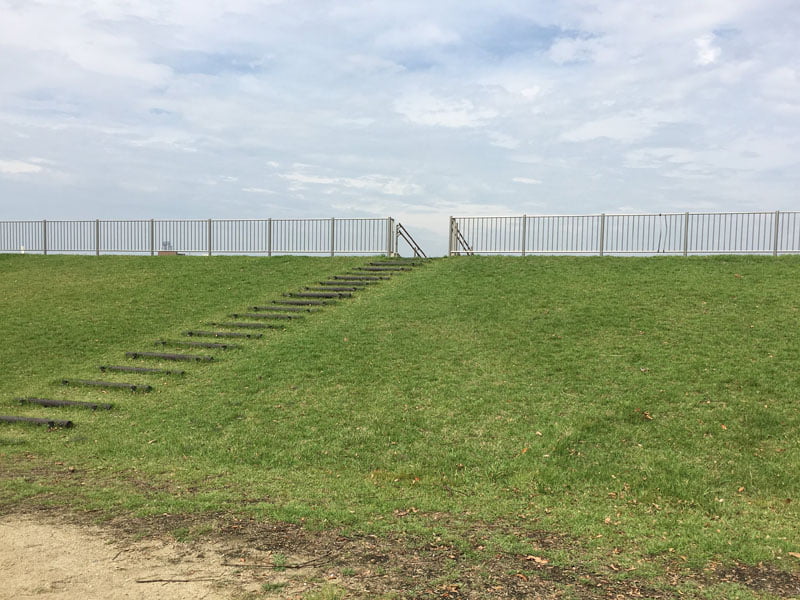 土手の階段