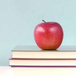 本の上のリンゴ
