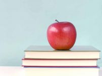 本の上のリンゴ