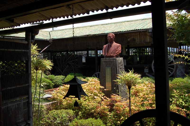 金魚資料館、金魚の父 松井佳一先生之像