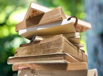 山積みの文庫本