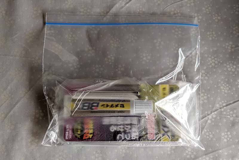 残った弾性粘着剤はジプロックに入れて保管