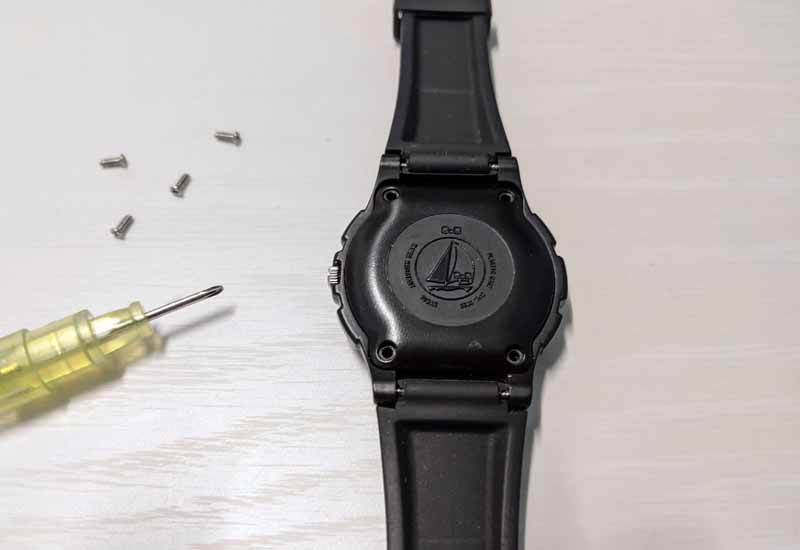 電池交換、裏ブタを外す