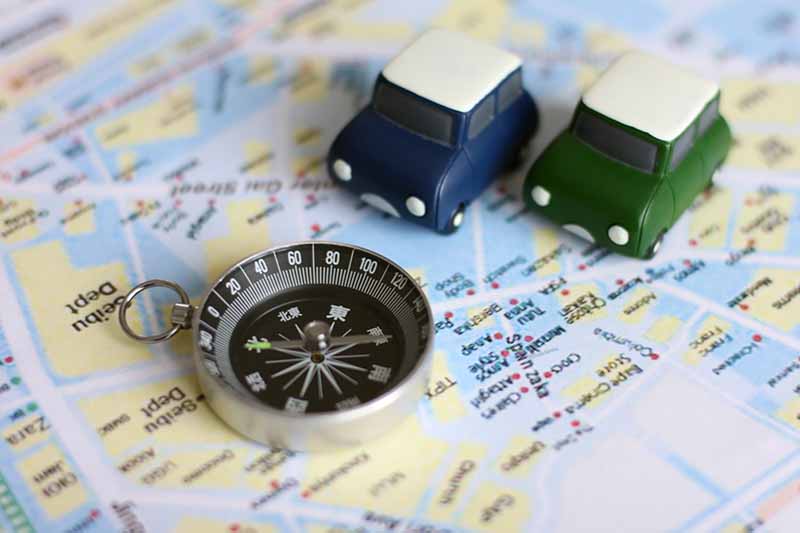 方位磁石と車