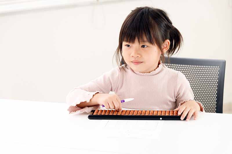 そろばんをする女の子