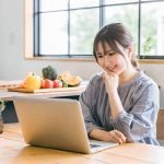 オンラインで仕事する女性