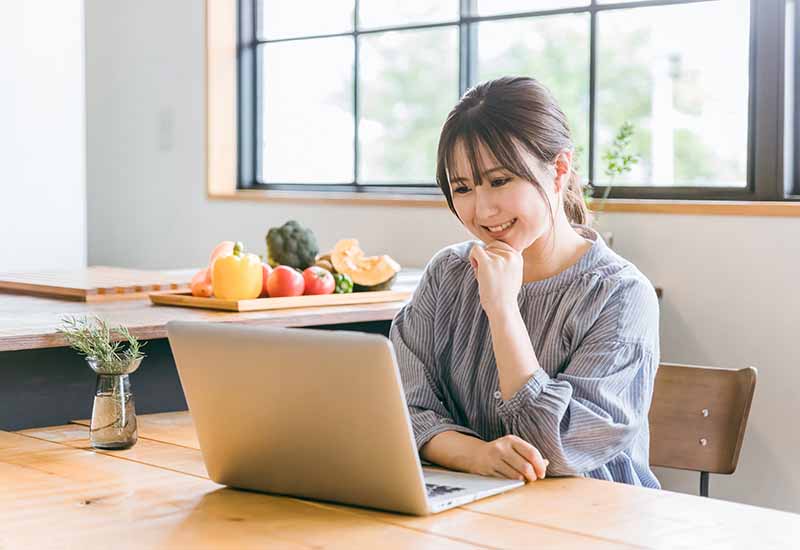 オンラインで仕事する女性
