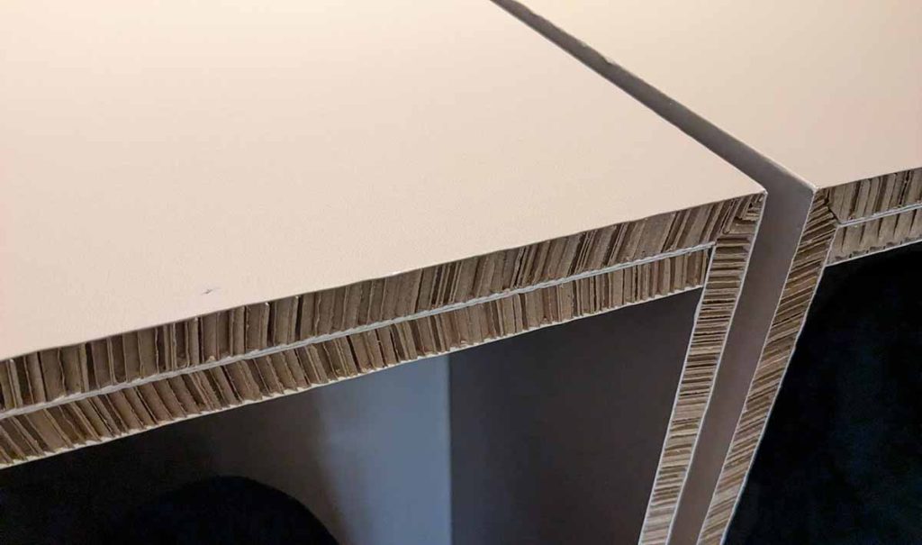 段ボール製のテーブル