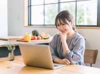 オンラインで仕事する女性